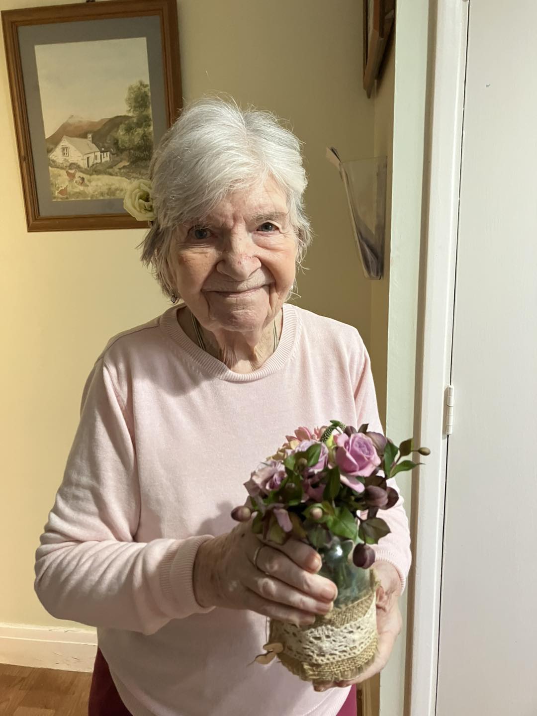 Residents at Lenthall House enjoyed a relaxing Saturday flower arranging session, bringing colour, creativity, and calm moments of connection throughout the home.